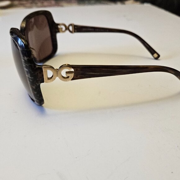 Luxurious Dolce & Gabbana Tortoiseshell Oversized Sunglasses - Italy 🕶️ - Picture 7 of 16